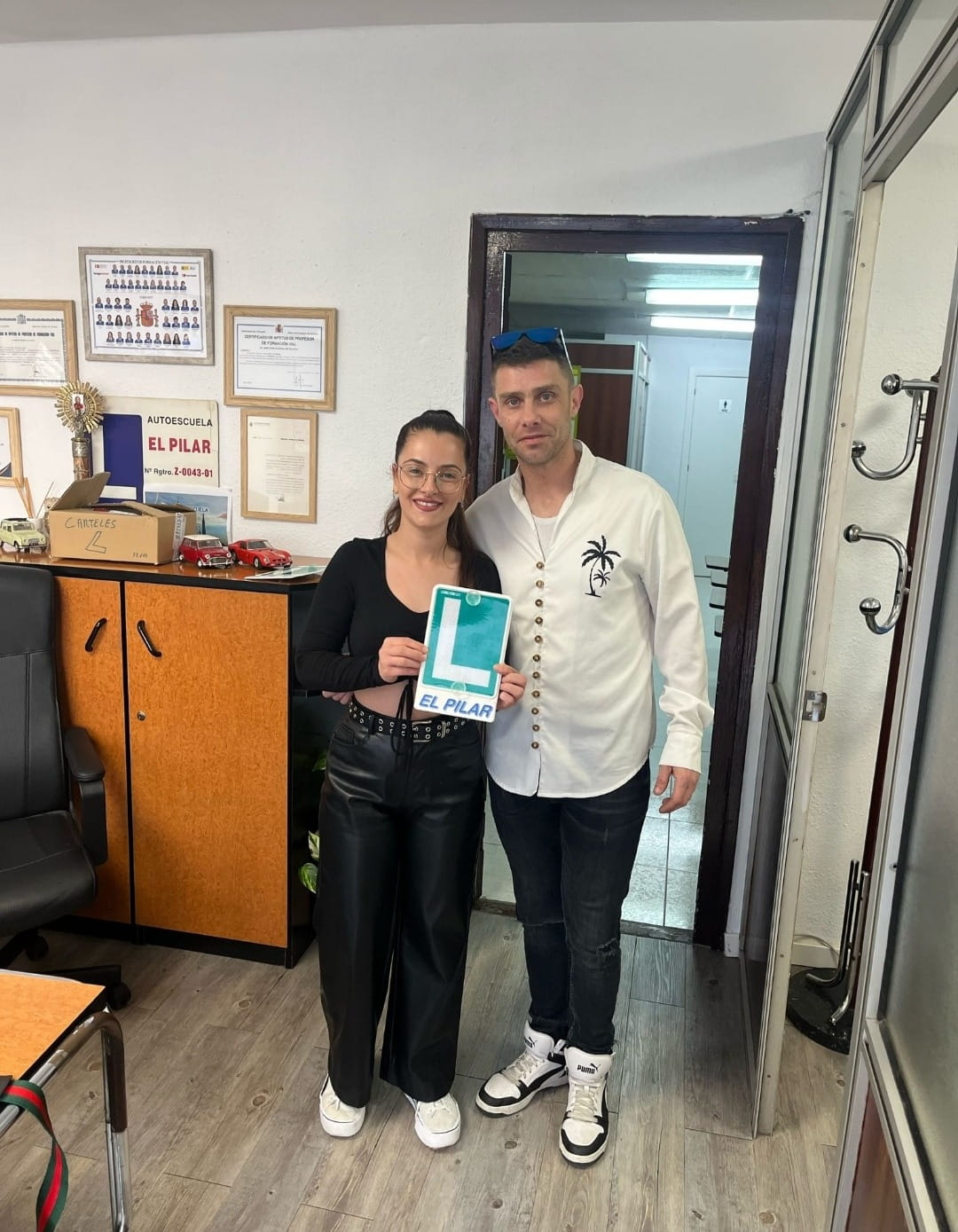 Alumna sujetando el cartel de la L porque ha aprobado el carnet de conducir por la Autoescuela El Pilar Zaragoza