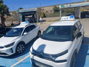 Coches de la flota de la autoescuela el pilar aparcados