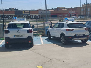 Coches de la flota de la autoescuela el pilar aparcados